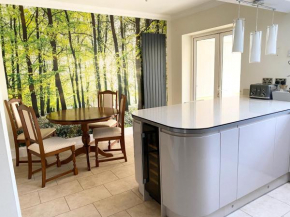 Spacious Five-Bedroom House Close to York Centre - Orchid House